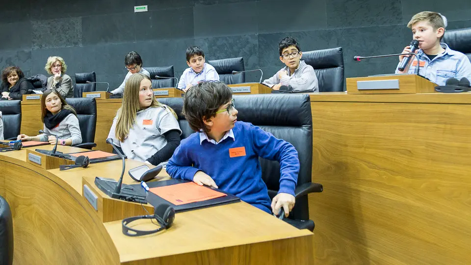 El Parlamento de Navarra celebra una sesión con 73 escolares, organizada por Aldeas Infantiles (61). IÑIGO ALZUGARAY