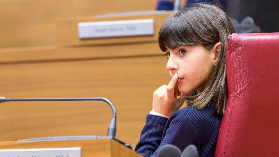 El Parlamento de Navarra celebra una sesión con 73 escolares, organizada por Aldeas Infantiles (64). IÑIGO ALZUGARAY
