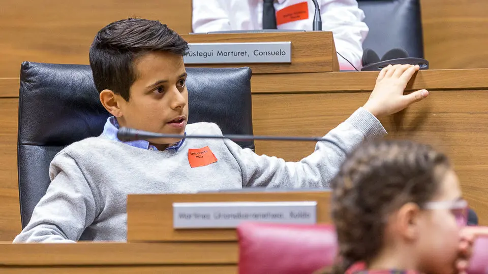 El Parlamento de Navarra celebra una sesión con 73 escolares, organizada por Aldeas Infantiles (65). IÑIGO ALZUGARAY