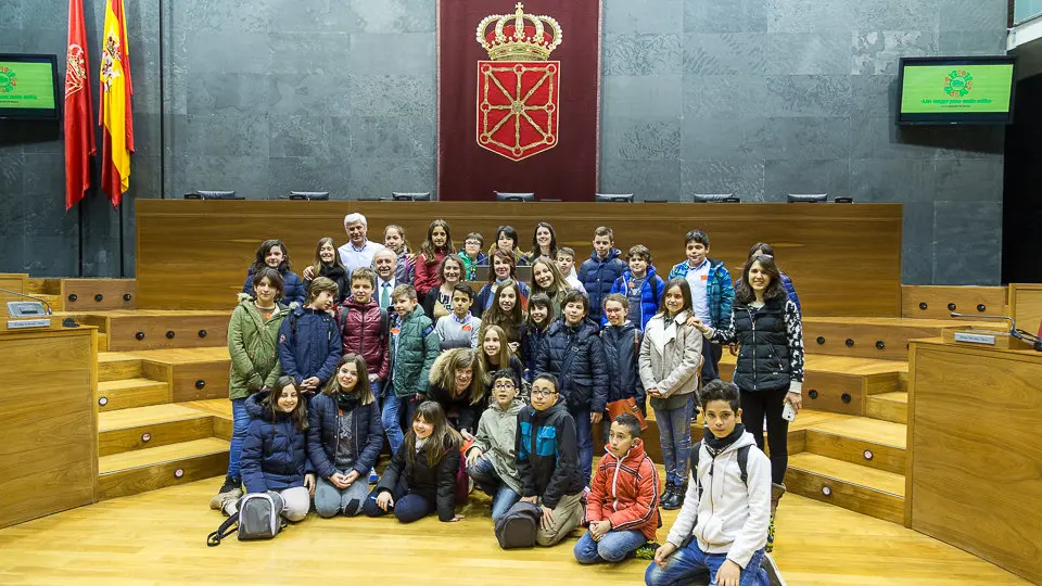 El Parlamento de Navarra celebra una sesión con 73 escolares, organizada por Aldeas Infantiles (69). IÑIGO ALZUGARAY