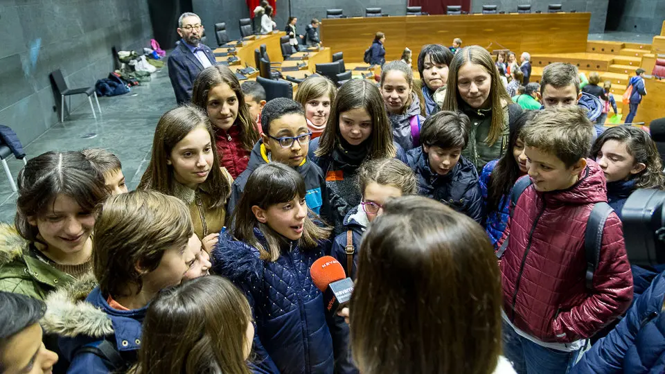 El Parlamento de Navarra celebra una sesión con 73 escolares, organizada por Aldeas Infantiles (70). IÑIGO ALZUGARAY