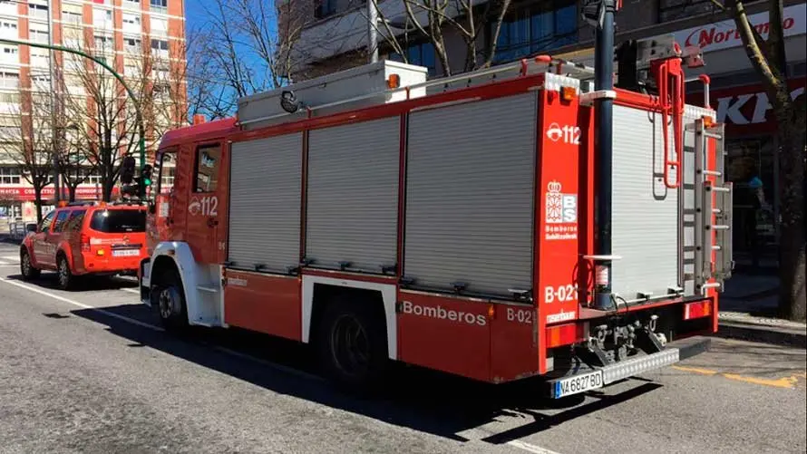 Los bomberos sofocan un incendio en el Kentuky Fried Chicken de Pio XII de Pamplona. BOMBEROS (2)