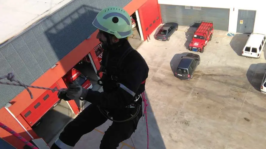 Actividades de entrenamiento de los nuevos bomberos de Navarra. BOMBEROS (6)