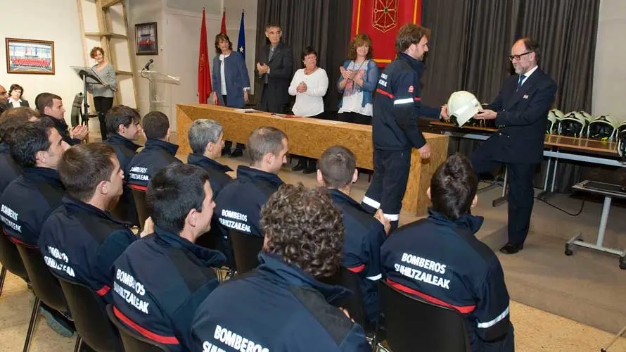 La consejera Beaumont visita a los nuevos bomberos. BOMBEROS