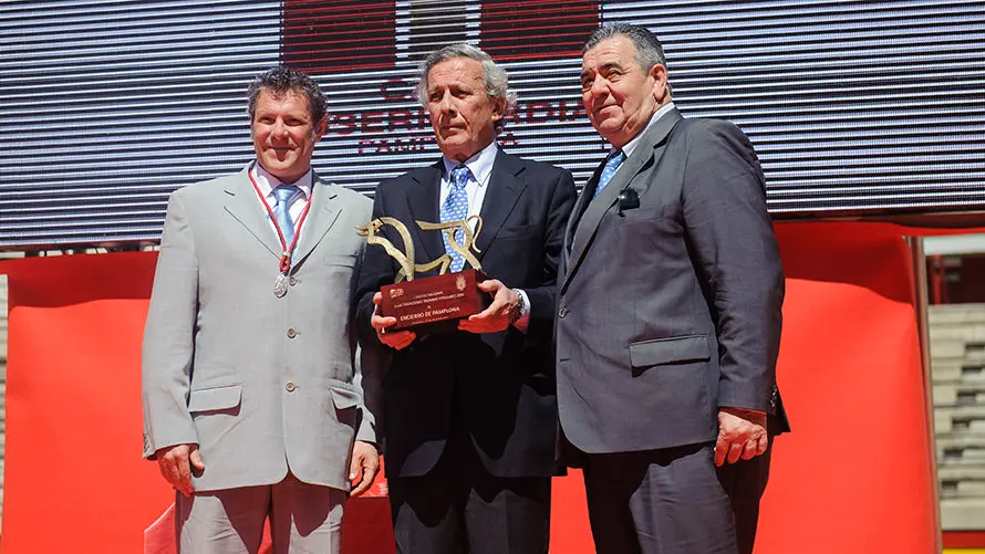 Entrega del primer Premio a las Tradiciones Taurinas Populares al encierro de los Sanfermines. MIGUEL OSÉS (12)