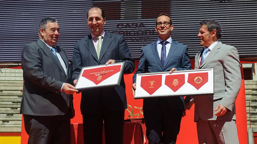 Entrega del primer Premio a las Tradiciones Taurinas Populares al encierro de los Sanfermines. MIGUEL OSÉS (13)