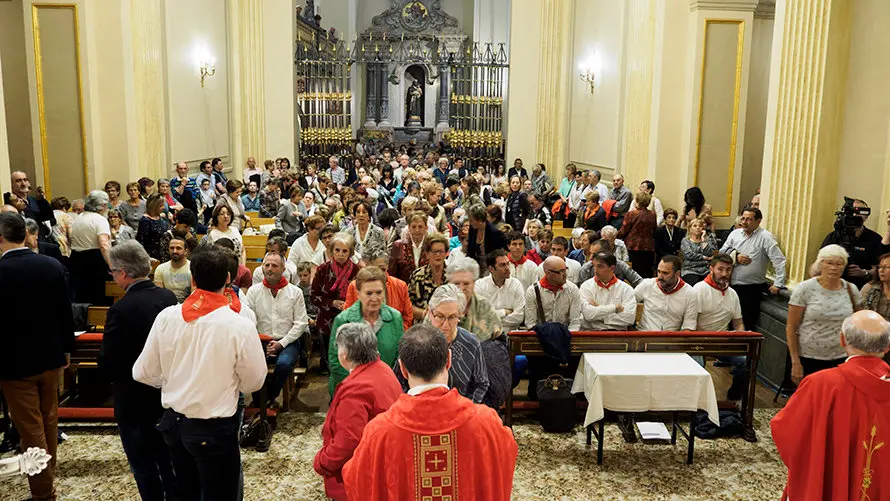 Cientos de personas se reunen en la Iglesia de San Lorenzo para la Quinta Misa de la Escalera de San Fermín. MIGUEL OSÉS