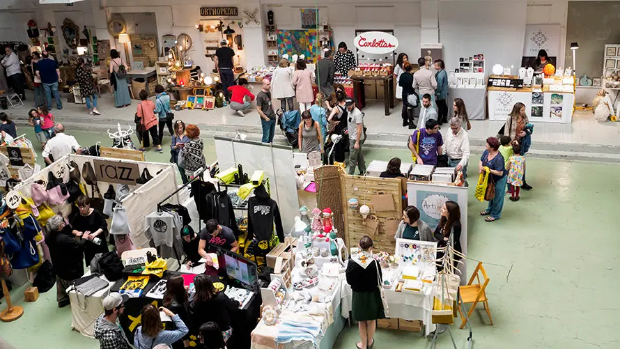 Octava edición del mercado de diseño Ame&Art Market en la antigua estación de autobuses de Pamplona. MIGUEL OSÉS