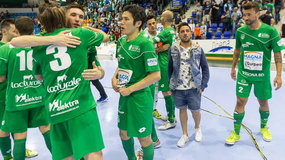 Los jugadores del Magna Gurpea y la afición del Xota se despiden de la temporada en el Pabellón Anaitasuna (36). IÑIGO ALZUGARAY