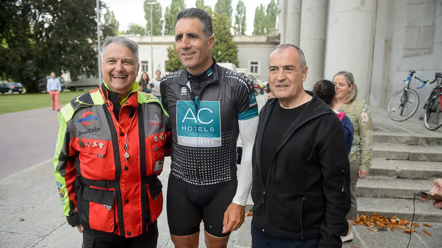 XXVII Ruta Xacobea en bici de AC Hoteles, con más de 70 participantes como Antonio Catalán o Indurain. PABLO LASAOSA (16)