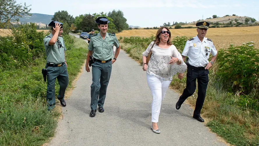 La delegada del Gobierno en Navarra, Carmen Alba, durante el homenaje en memoria del guardia civil José Luis Hervás, asesinado por ETA en la Foz de Lumbier en 1990. PABLO LASAOSA