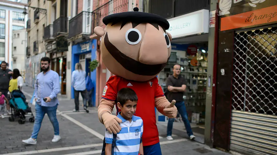 Osasuna inaugura su nueva tienda en la calle Estafeta. PABLO LASAOSA 04