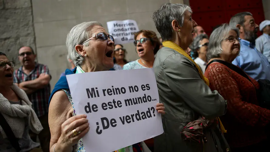 Personas se manifiestan contra La Iglesia. PABLO LASAOSA 02
