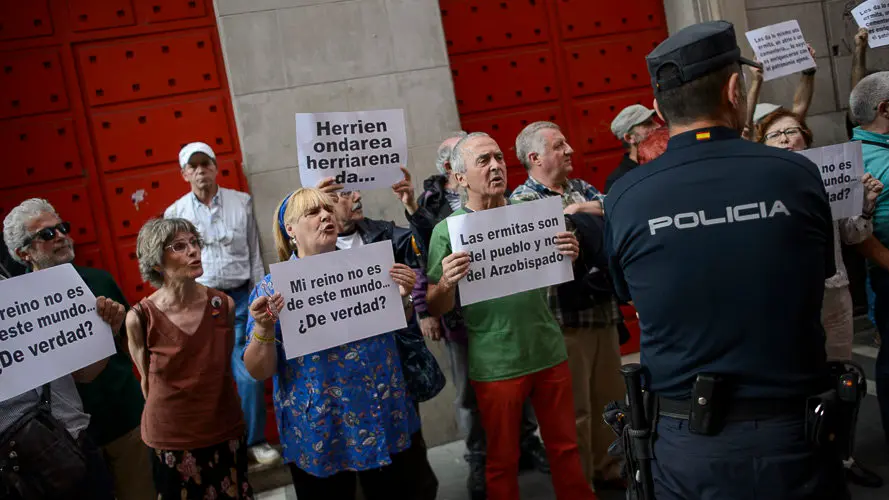 Personas se manifiestan contra La Iglesia. PABLO LASAOSA 03