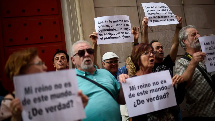 Personas se manifiestan contra La Iglesia. PABLO LASAOSA 04