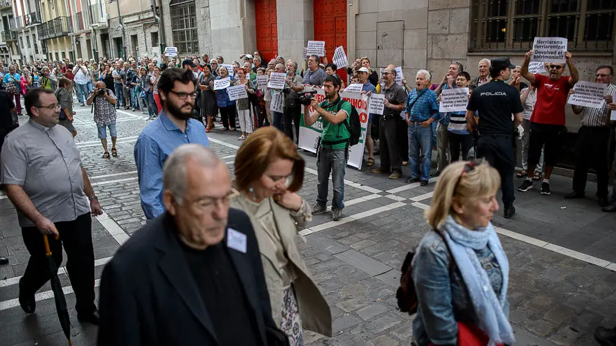 Personas se manifiestan contra La Iglesia. PABLO LASAOSA 05