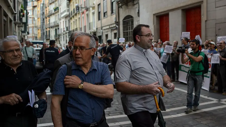 Personas se manifiestan contra La Iglesia. PABLO LASAOSA 06