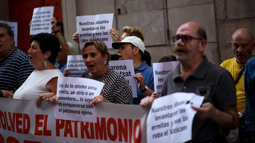 Personas se manifiestan contra La Iglesia. PABLO LASAOSA 07