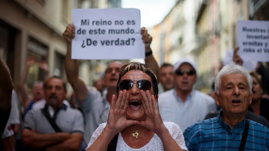 Personas se manifiestan contra La Iglesia. PABLO LASAOSA 09