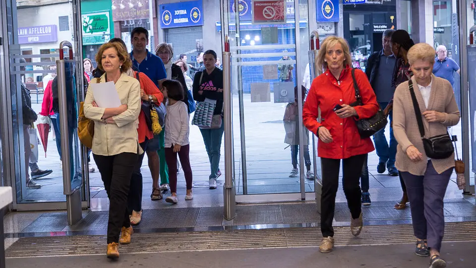 Primer día de las rebajas de verano en El Corte Inglés de Pamplona (08). IÑIGO ALZUGARAY