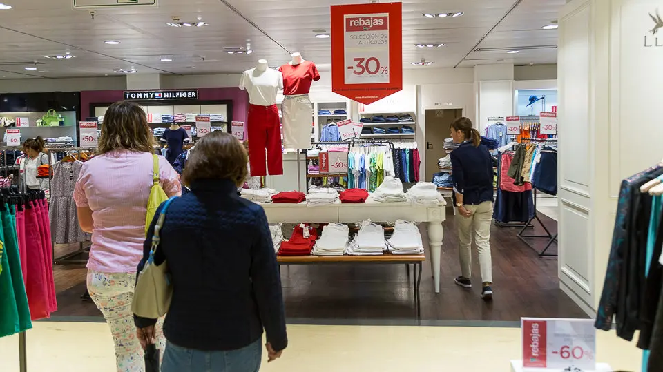 Primer día de las rebajas de verano en El Corte Inglés de Pamplona (14). IÑIGO ALZUGARAY