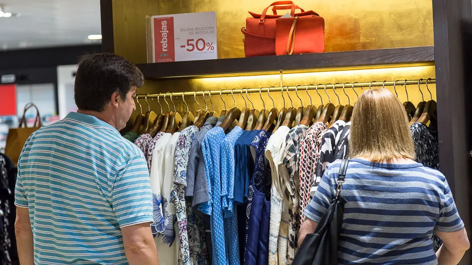 Primer día de las rebajas de verano en El Corte Inglés de Pamplona (19). IÑIGO ALZUGARAY