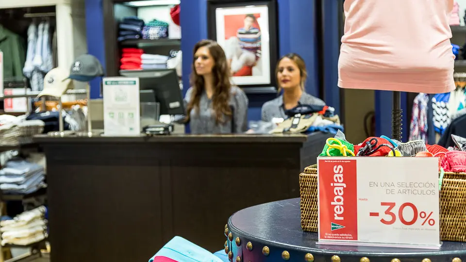 Primer día de las rebajas de verano en El Corte Inglés de Pamplona (23). IÑIGO ALZUGARAY