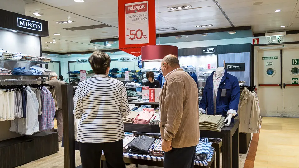 Primer día de las rebajas de verano en El Corte Inglés de Pamplona (26). IÑIGO ALZUGARAY