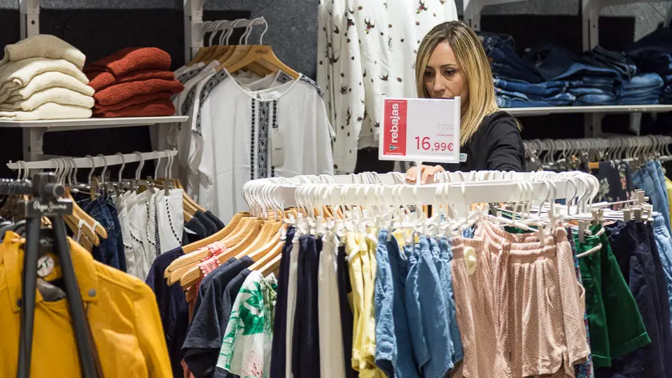 Primer día de las rebajas de verano en El Corte Inglés de Pamplona (30). IÑIGO ALZUGARAY