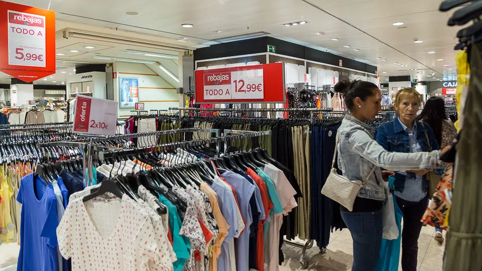 Primer día de las rebajas de verano en El Corte Inglés de Pamplona (31). IÑIGO ALZUGARAY