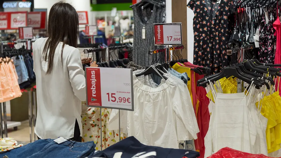 Primer día de las rebajas de verano en El Corte Inglés de Pamplona (32). IÑIGO ALZUGARAY