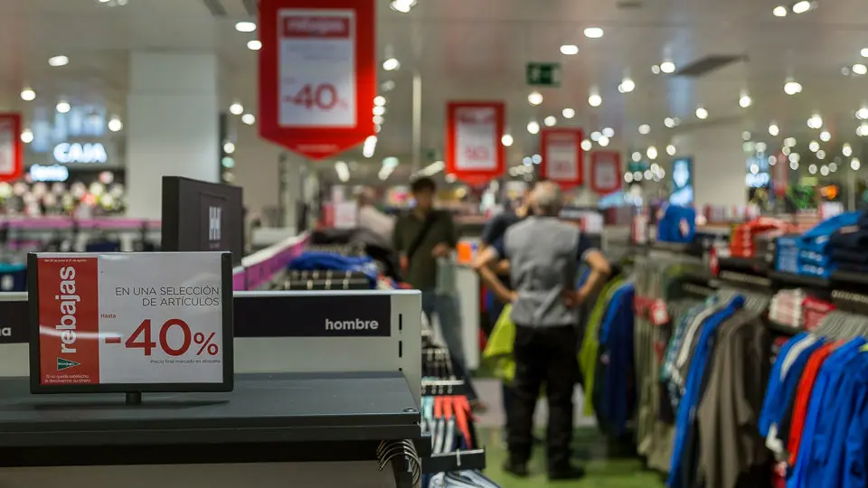 Primer día de las rebajas de verano en El Corte Inglés de Pamplona (37). IÑIGO ALZUGARAY