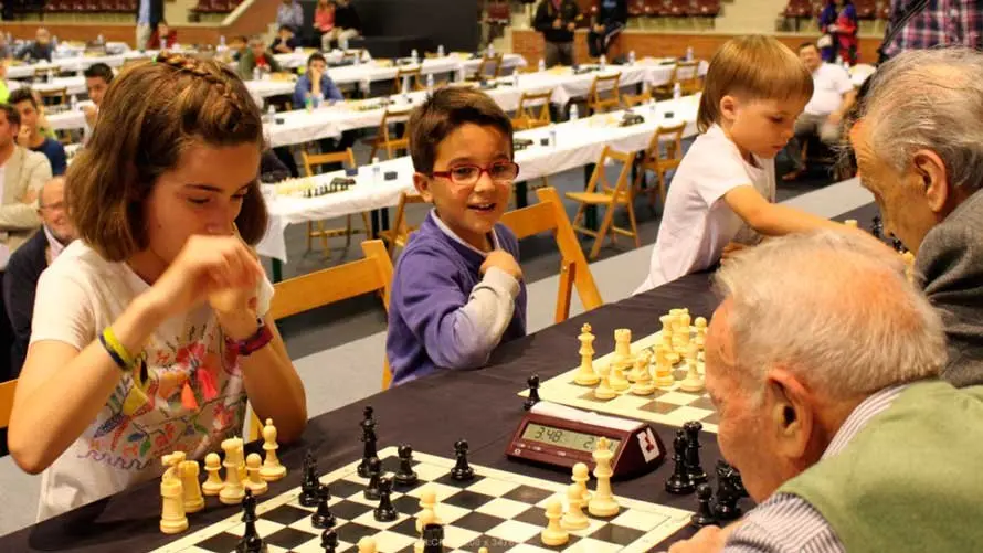 Participantes en el II Torneo Internacional Solidario de Ajedrez celebrado en Pamplona. S. REDÍN (9)