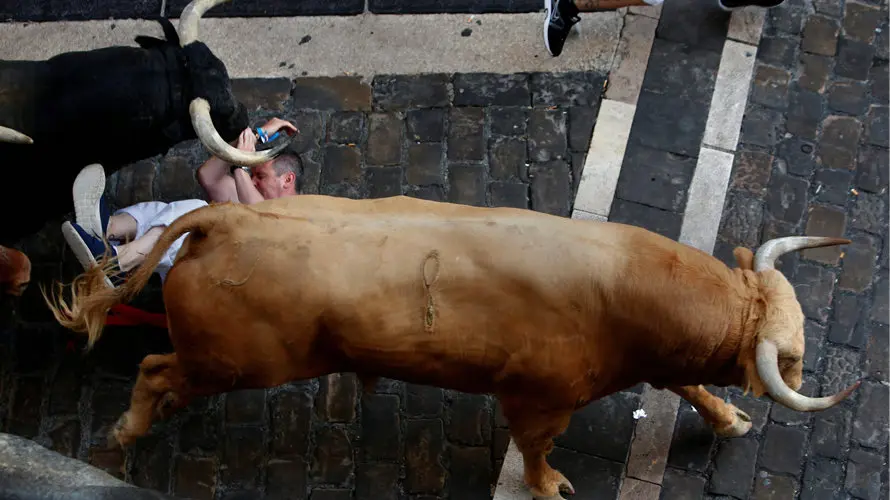Primer encierro de San Fermín con toros de Cebada Gago en la Plaza del Ayuntamiento 20 REUTERS