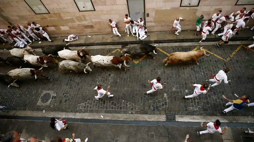 Los toros de la ganadería gaditana de Cebada Gago enfilan la calle de la Estafeta durante el primer encierro de los Sanfermines 2017, que ha durado dos minutos y cincuenta cinco segundos. EFE (1)