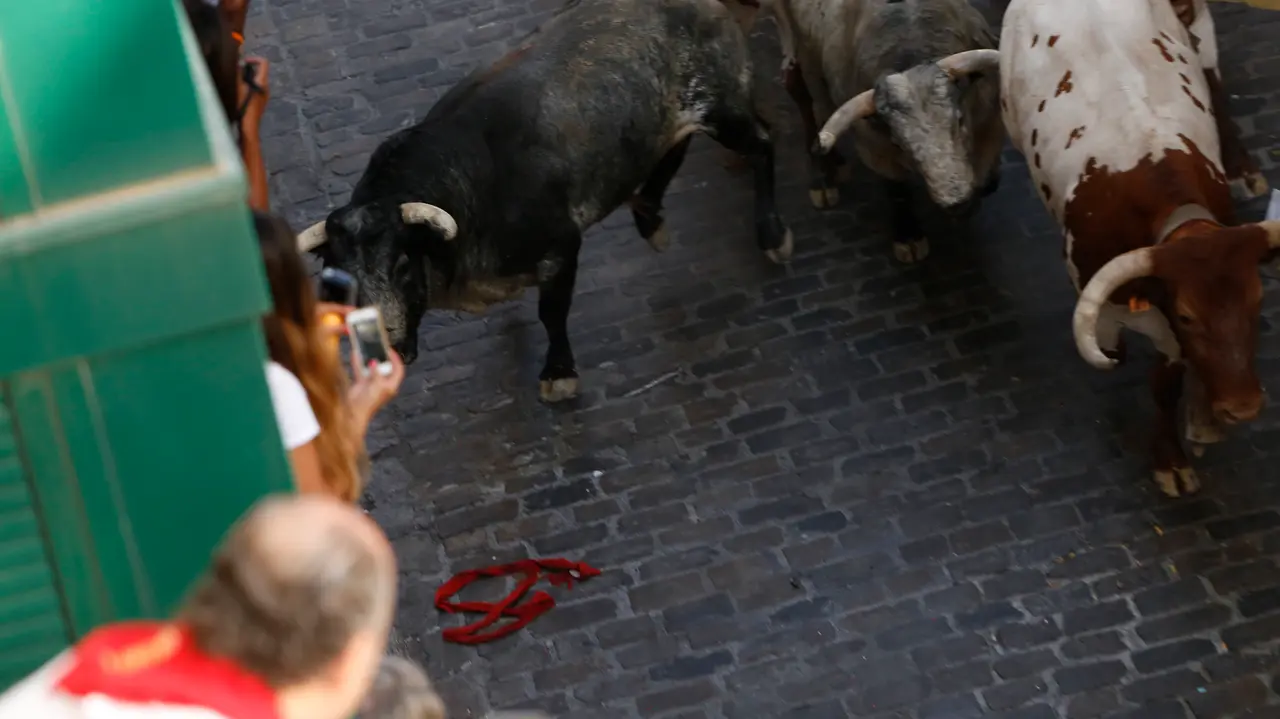 Los toros de Cebada Gago suben la cuesta de Santo Domingo en el primer encierro de San Fermín 2017 MIGUEL GOÑI 04