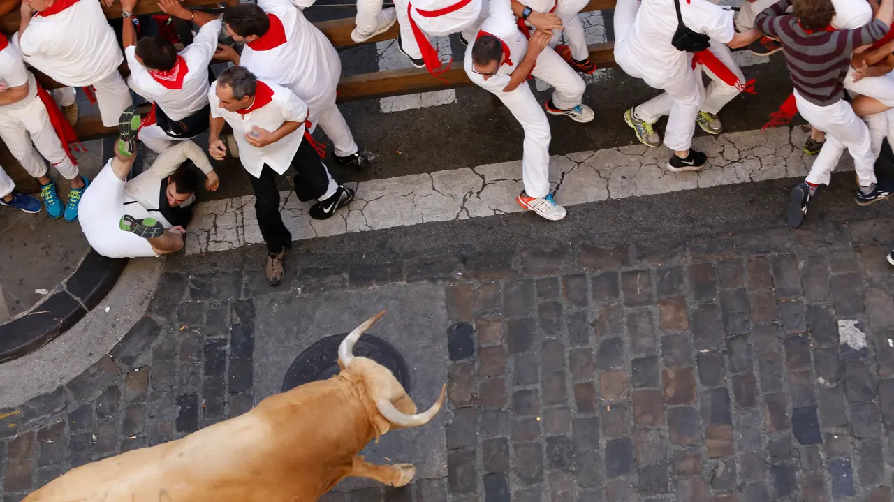 Los toros de Cebada Gago suben la cuesta de Santo Domingo en el primer encierro de San Fermín 2017 MIGUEL GOÑI 09