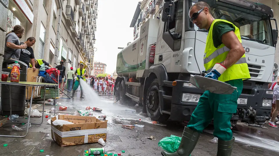 Sanfermines 2017. Los servicios de limpieza limpiar la calle después del Chupinazo (01). IÑIGO ALZUGARAY