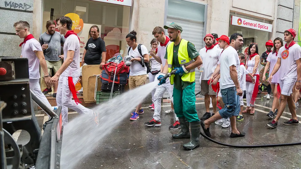 Sanfermines 2017. Los servicios de limpieza limpiar la calle después del Chupinazo (05). IÑIGO ALZUGARAY