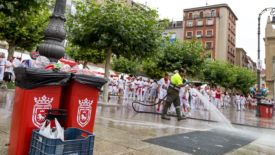 Sanfermines 2017. Los servicios de limpieza limpiar la calle después del Chupinazo (07). IÑIGO ALZUGARAY