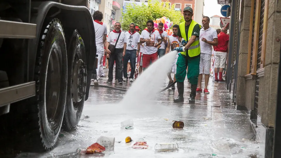 Sanfermines 2017. Los servicios de limpieza limpiar la calle después del Chupinazo (10). IÑIGO ALZUGARAY