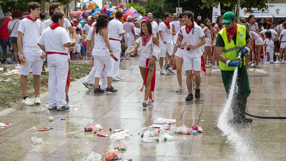 Sanfermines 2017. Los servicios de limpieza limpiar la calle después del Chupinazo (12). IÑIGO ALZUGARAY