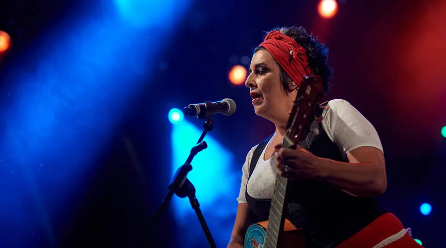 El concierto de Amparanoia en la Plaza de los Fueros arrancó la fiesta en la noche del 6 de julio. DANIEL FERNÁNDEZ (1)