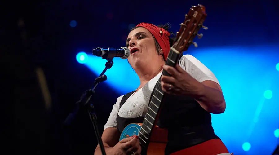 El concierto de Amparanoia en la Plaza de los Fueros arrancó la fiesta en la noche del 6 de julio. DANIEL FERNÁNDEZ (3)