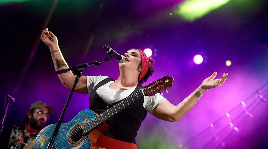El concierto de Amparanoia en la Plaza de los Fueros arrancó la fiesta en la noche del 6 de julio. DANIEL FERNÁNDEZ (6)
