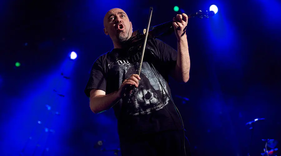 El concierto de Amparanoia en la Plaza de los Fueros arrancó la fiesta en la noche del 6 de julio. DANIEL FERNÁNDEZ (7)