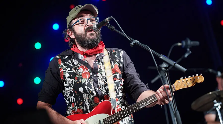 El concierto de Amparanoia en la Plaza de los Fueros arrancó la fiesta en la noche del 6 de julio. DANIEL FERNÁNDEZ (10)