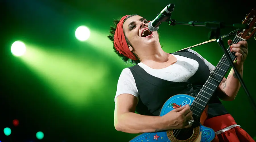 El concierto de Amparanoia en la Plaza de los Fueros arrancó la fiesta en la noche del 6 de julio. DANIEL FERNÁNDEZ (11)