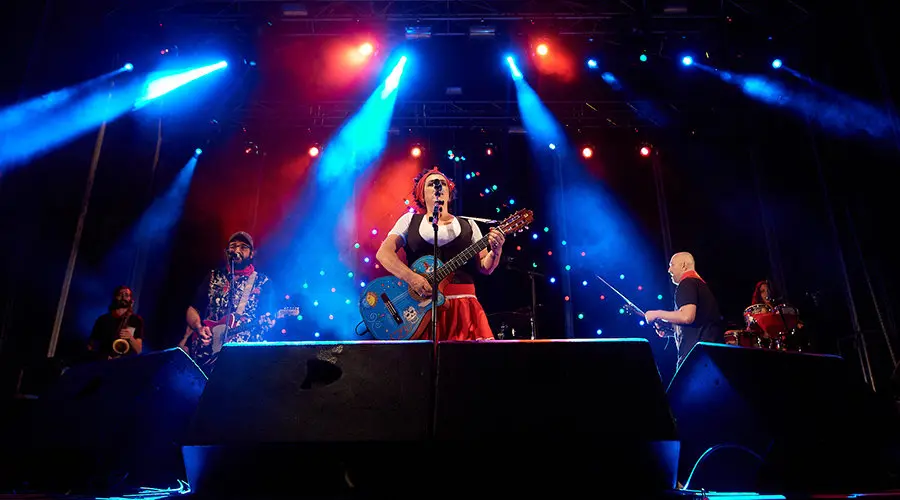 El concierto de Amparanoia en la Plaza de los Fueros arrancó la fiesta en la noche del 6 de julio. DANIEL FERNÁNDEZ (12)