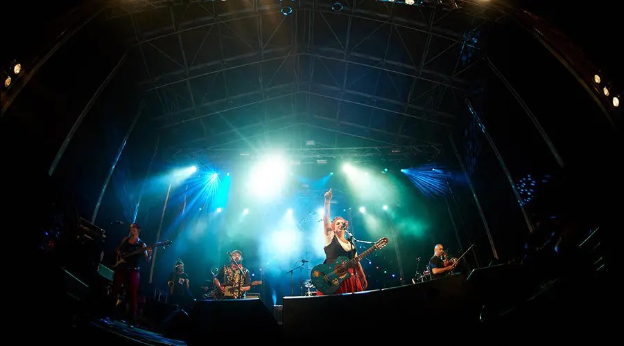 El concierto de Amparanoia en la Plaza de los Fueros arrancó la fiesta en la noche del 6 de julio. DANIEL FERNÁNDEZ (13)